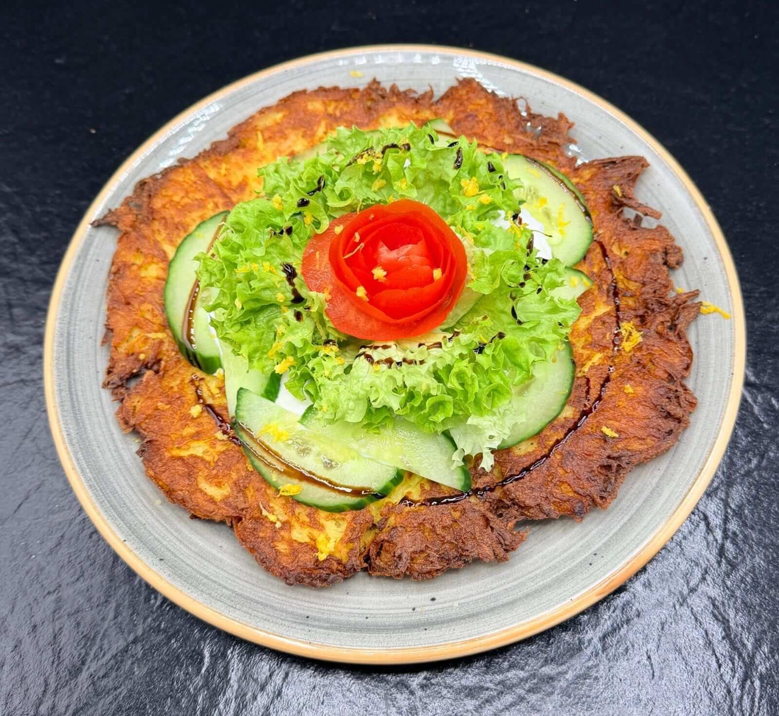 Deftiges Mittagsgericht der Löwe + Raute Kantine München